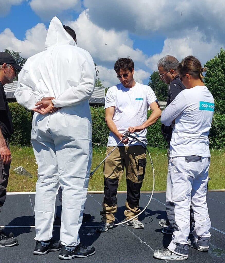 Le CoolRoof s'applique soit au pinceau soit au pulvérisateur Airless. Une fois l'atelier terminé, la Régie de Quartier pourra utiliser ces outils avec expertise sur ses chantiers.