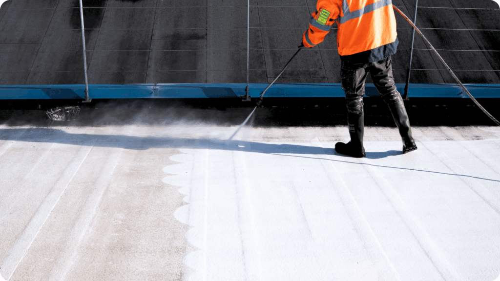 Maintenir le SRI : une étape clé de l'entretien de votre cool roof et de sa performance.